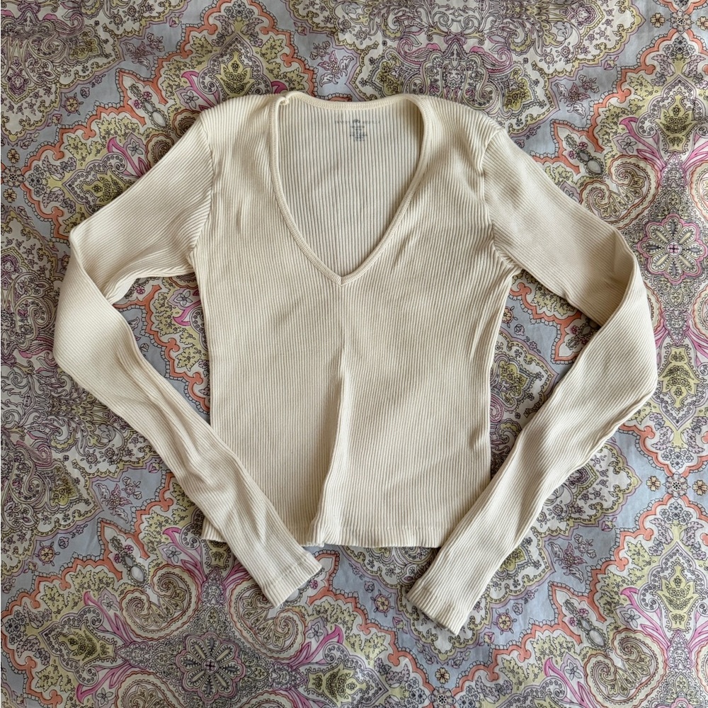 Brandy Melville V Neck Ribbed Long Sleeve Crop Top